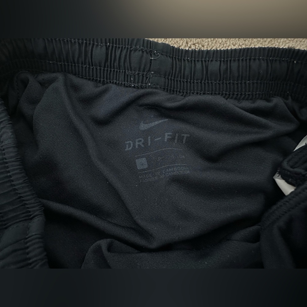 Nike dri-fit 7” shorts with liner - Picture 2 of 3